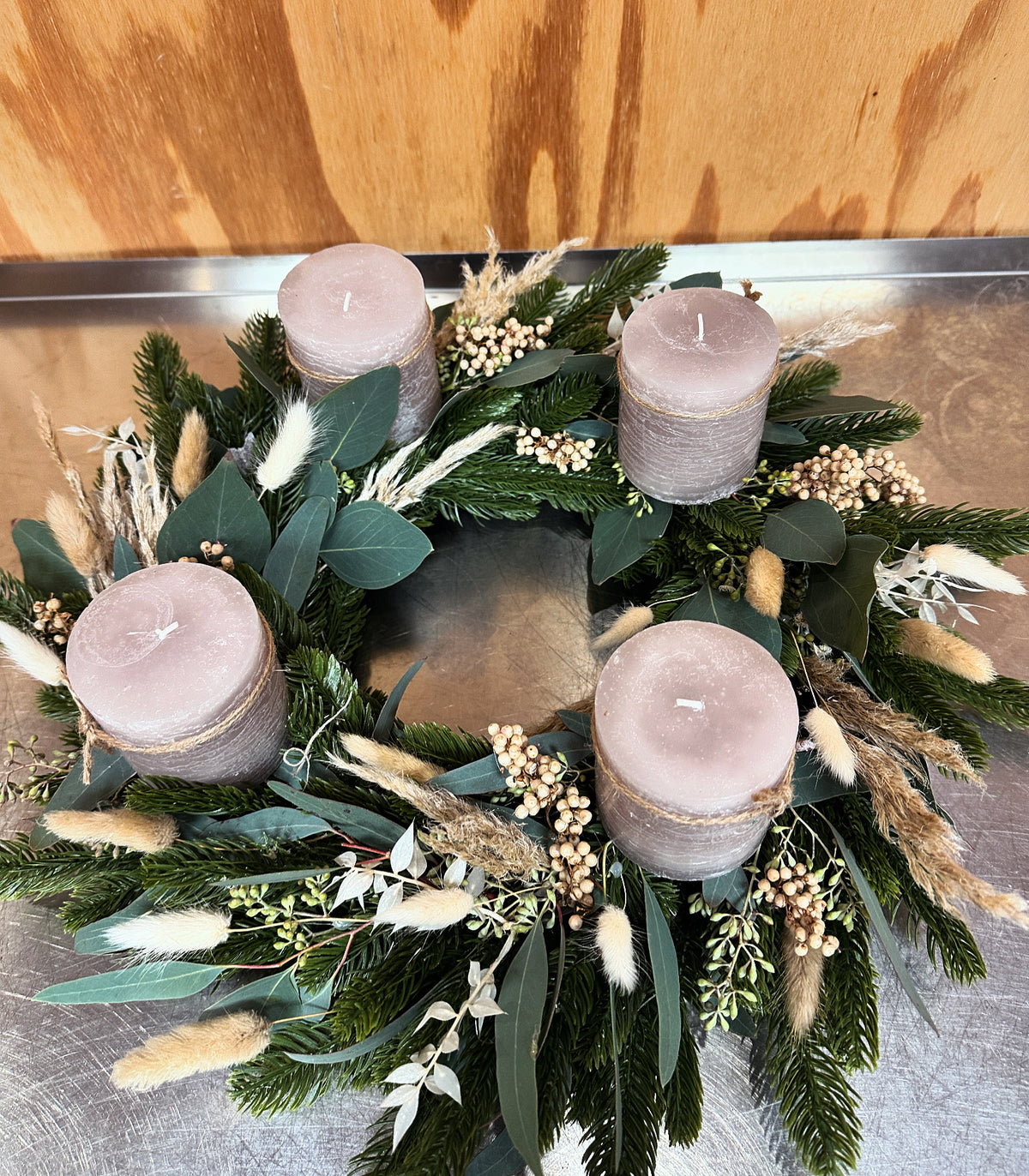 Adventskranz Skandi Natural – Eukalyptus & graubeige Kerzen