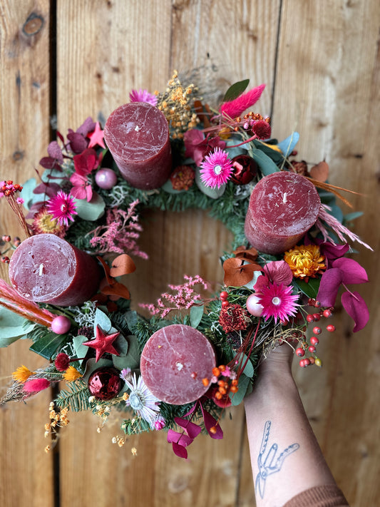 Adventskranz Berry Chic mit Trockenblumen & Eukalyptus – Rote Kerzen & Beerentöne