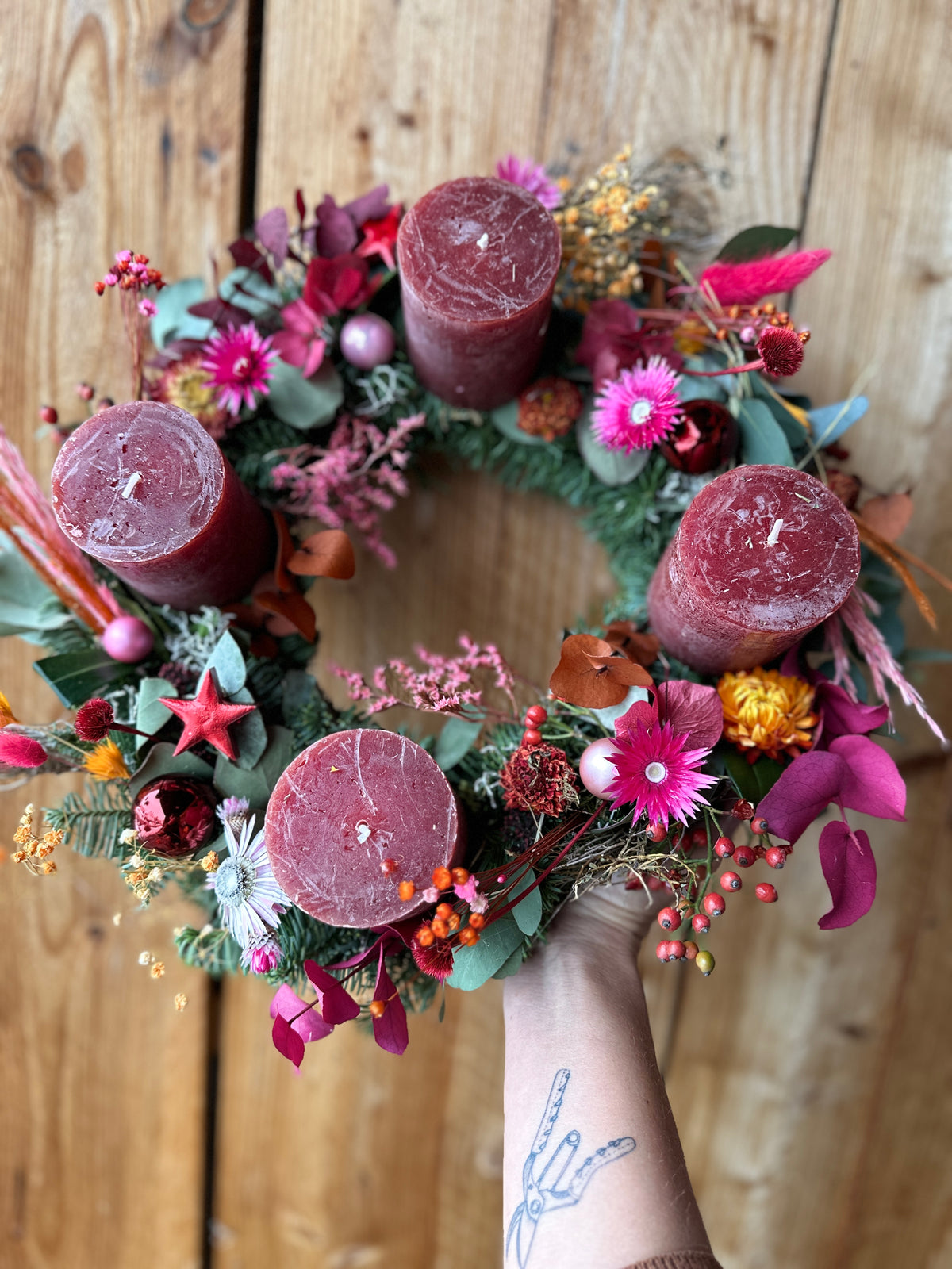 Adventskranz Berry Chic – Trockenblumen & rote Kerzen
