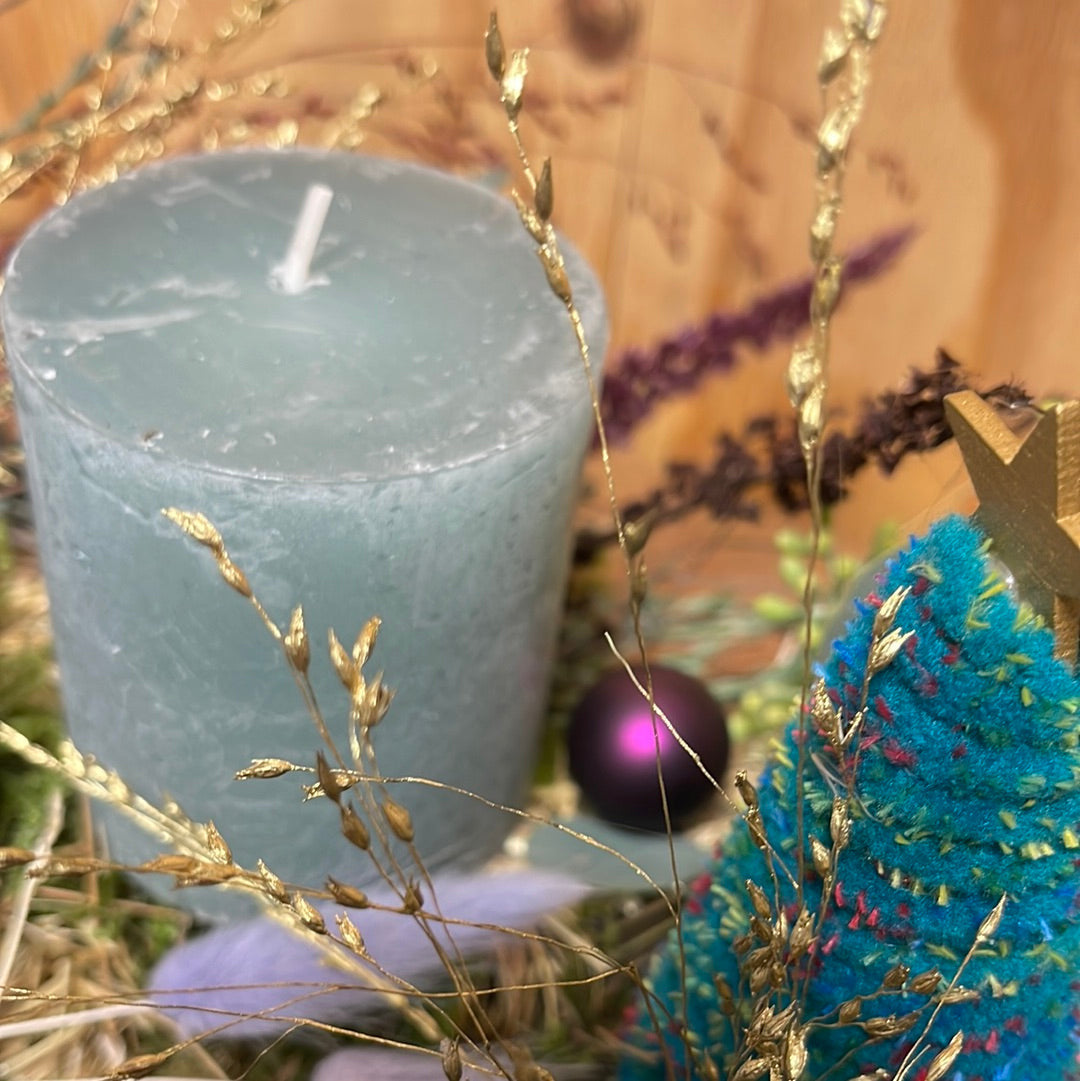 Luxury Scandinavian Advent wreath with eucalyptus & dried flowers – blue-grey candles