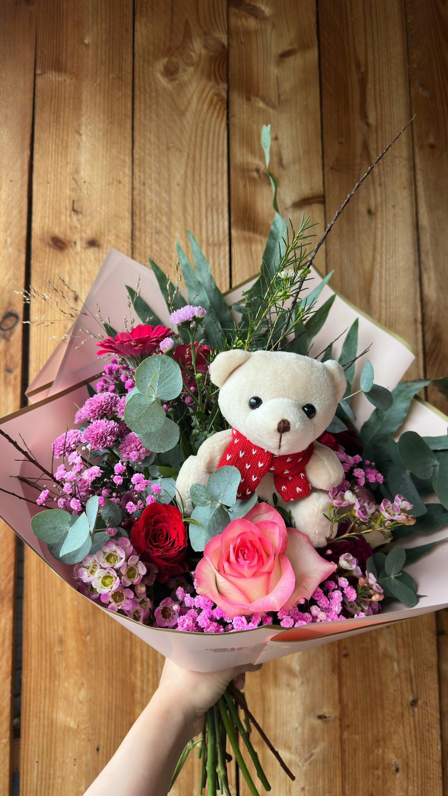 Valentinstagsstrauß mit Rosen, Eukalyptus & Teddy in Rosa-Rot
