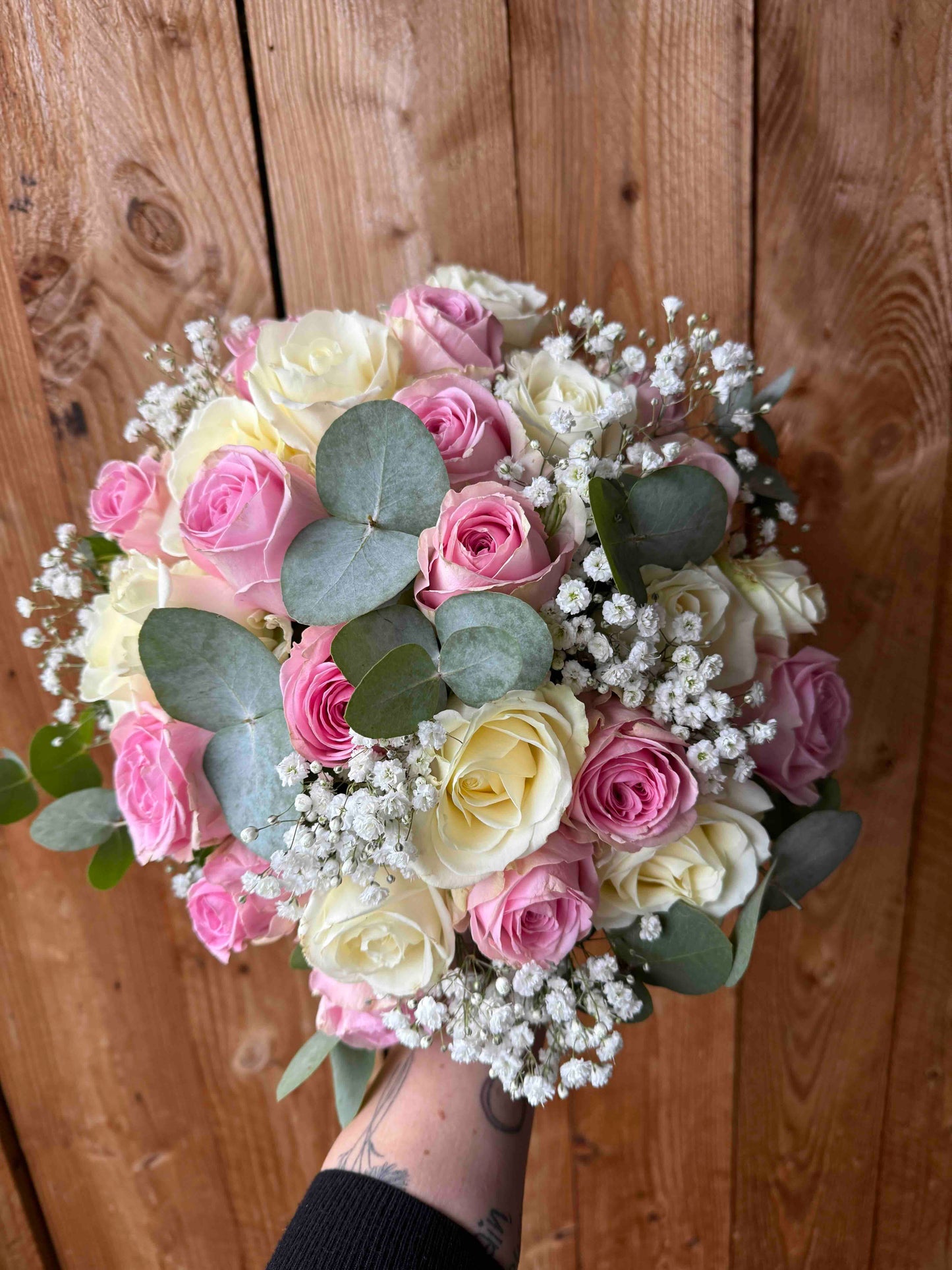 Valentinstagsstrauß mit rosa & weißen Rosen und Eukalyptus