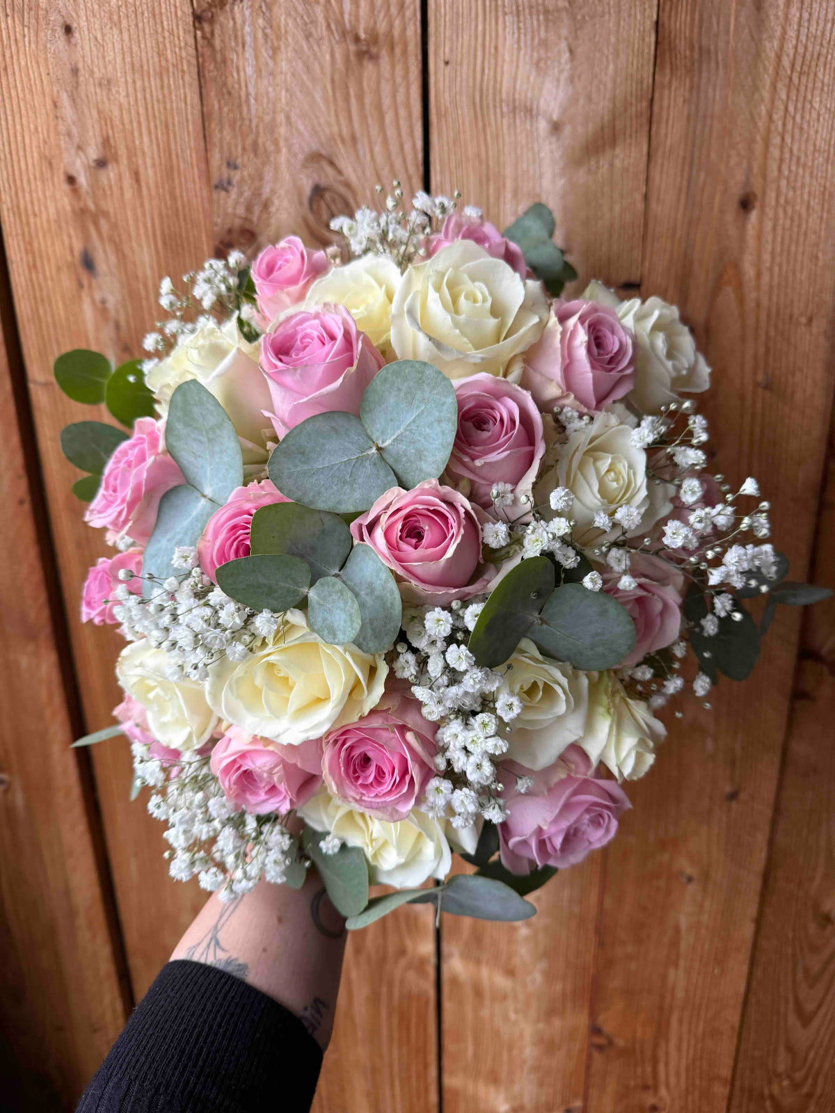 Strauß mit rosa & weißen Rosen und Eukalyptus