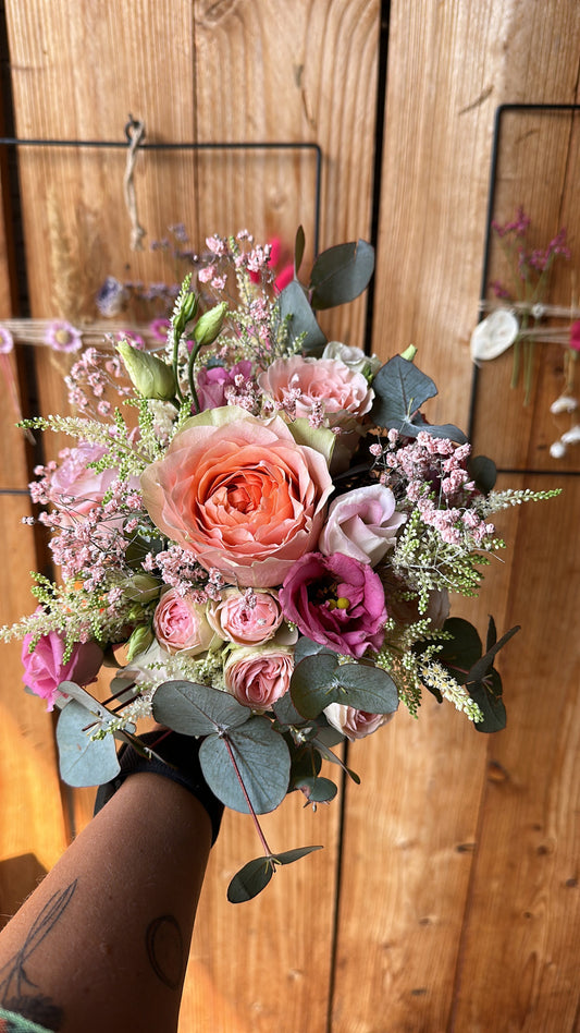 Rosenstrauß Blush & Apricot – Rosen, Lisianthus & Eukalyptus