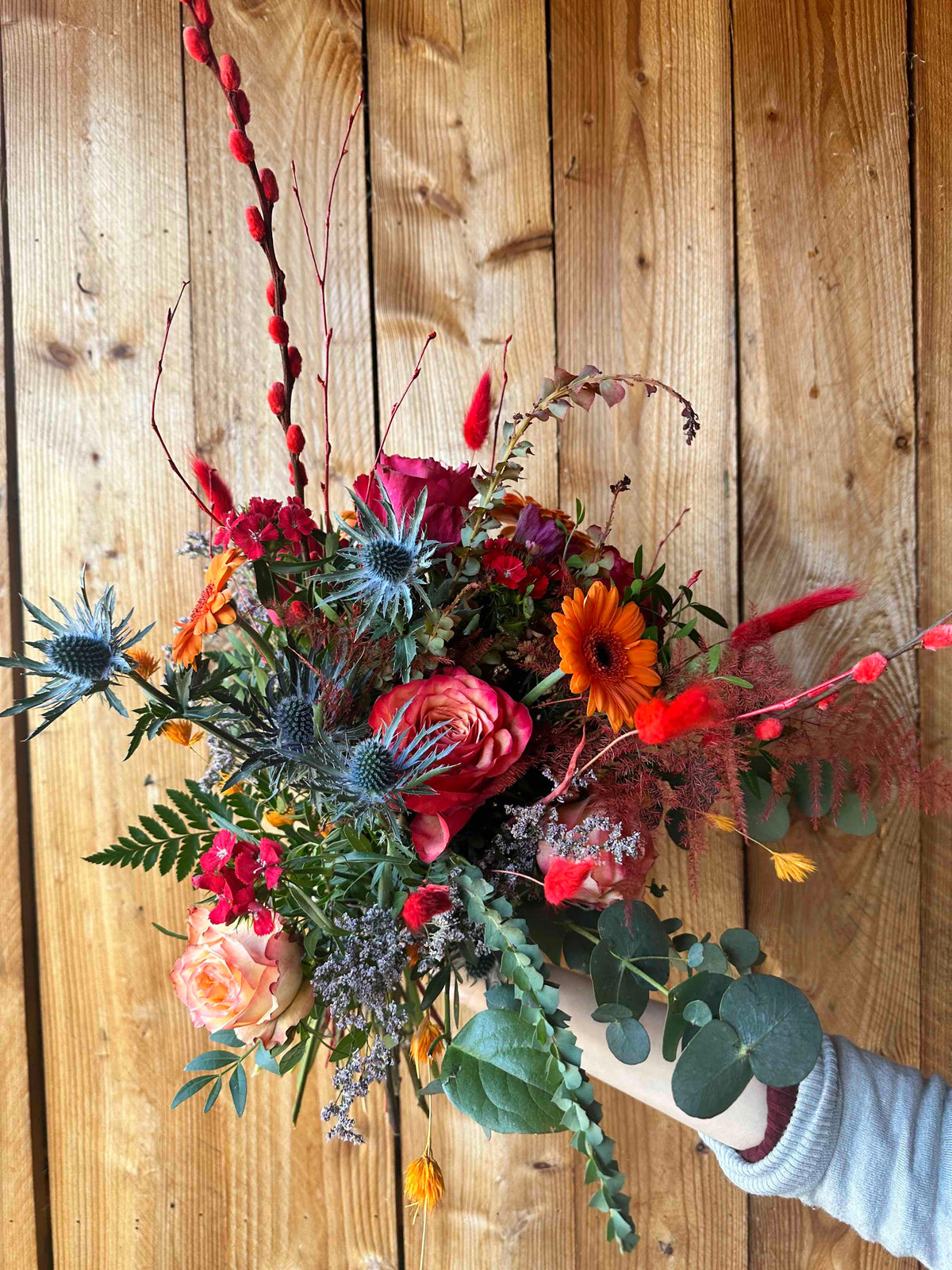 Blumenstrauß Red Passion – Rosen, Disteln & Gerbera in Rot-Orange