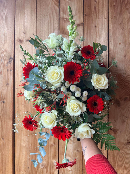 Trauerbouquet Red Grace – Rosen, Gerbera & Eukalyptus in Rot-Weiß