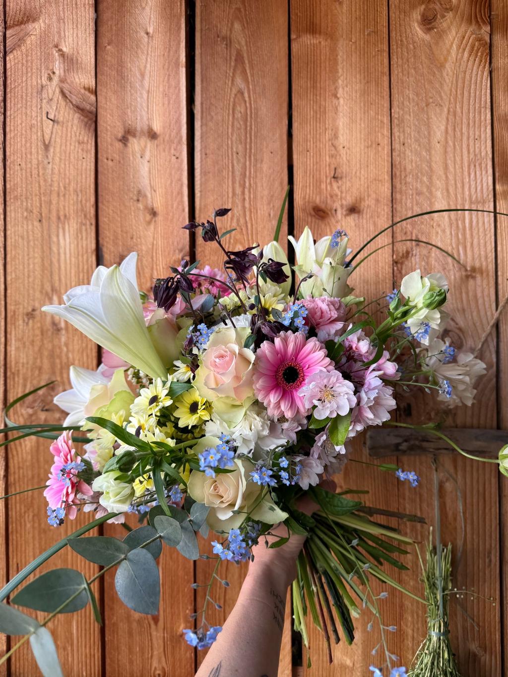Pastellfarbener Blumenstrauß mit Lilien & Rosen – Wild und Schön