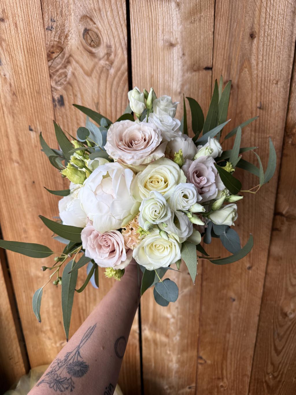 Eleganter Brautstrauß in Weiß & Rosa mit Eukalyptus – Wild und Schön