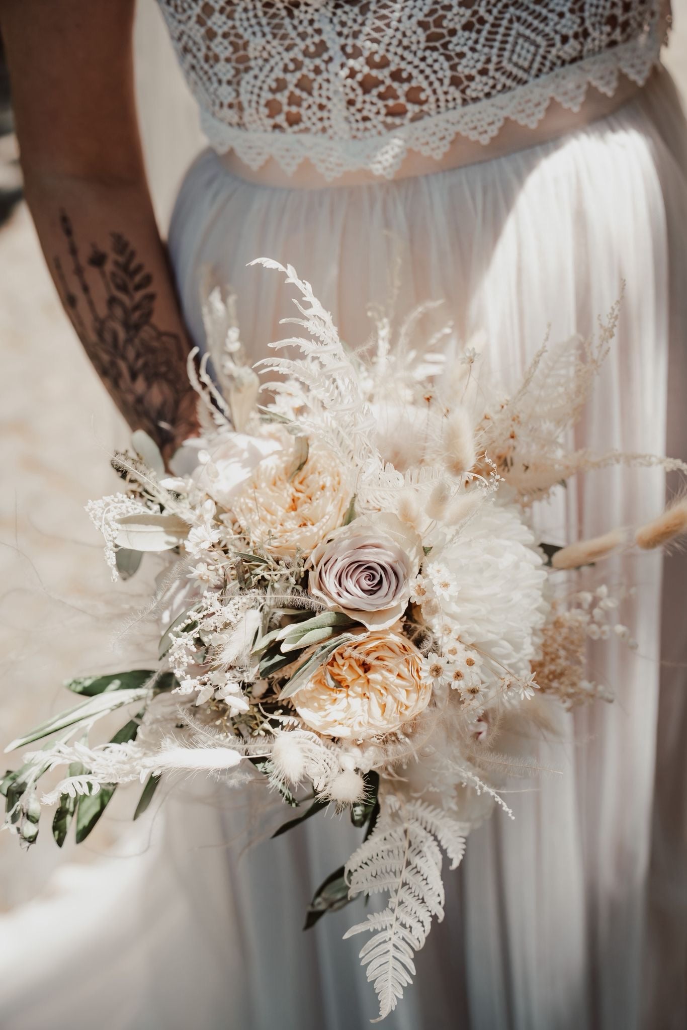 Brautstrauß Romantic Chic – Trockenblumen & Infinity Rosen Creme-Flieder
