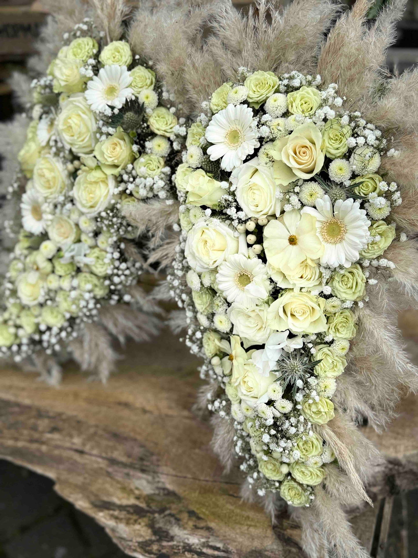 Engelsflügel aus weißen Rosen & Pampasgras (Nur Abholung)