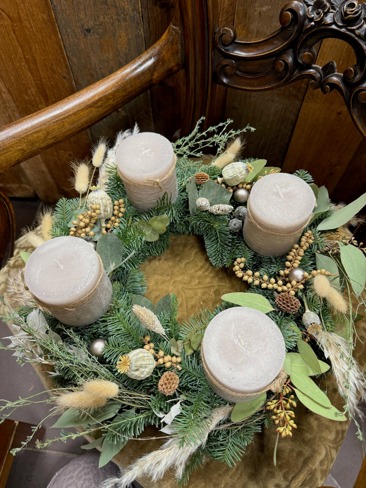Adventskranz Sandstone Elegance – Eukalyptus & beige Kerzen