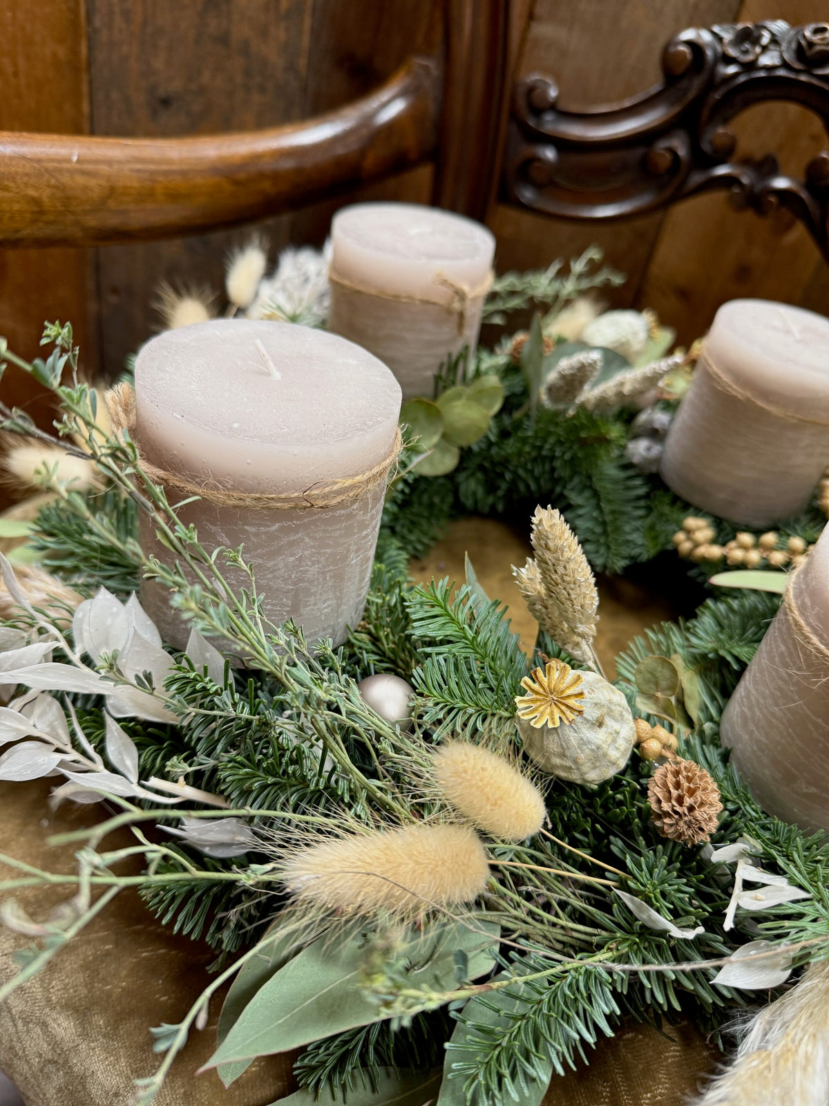 Adventskranz Sandstone Elegance – Eukalyptus & beige Kerzen