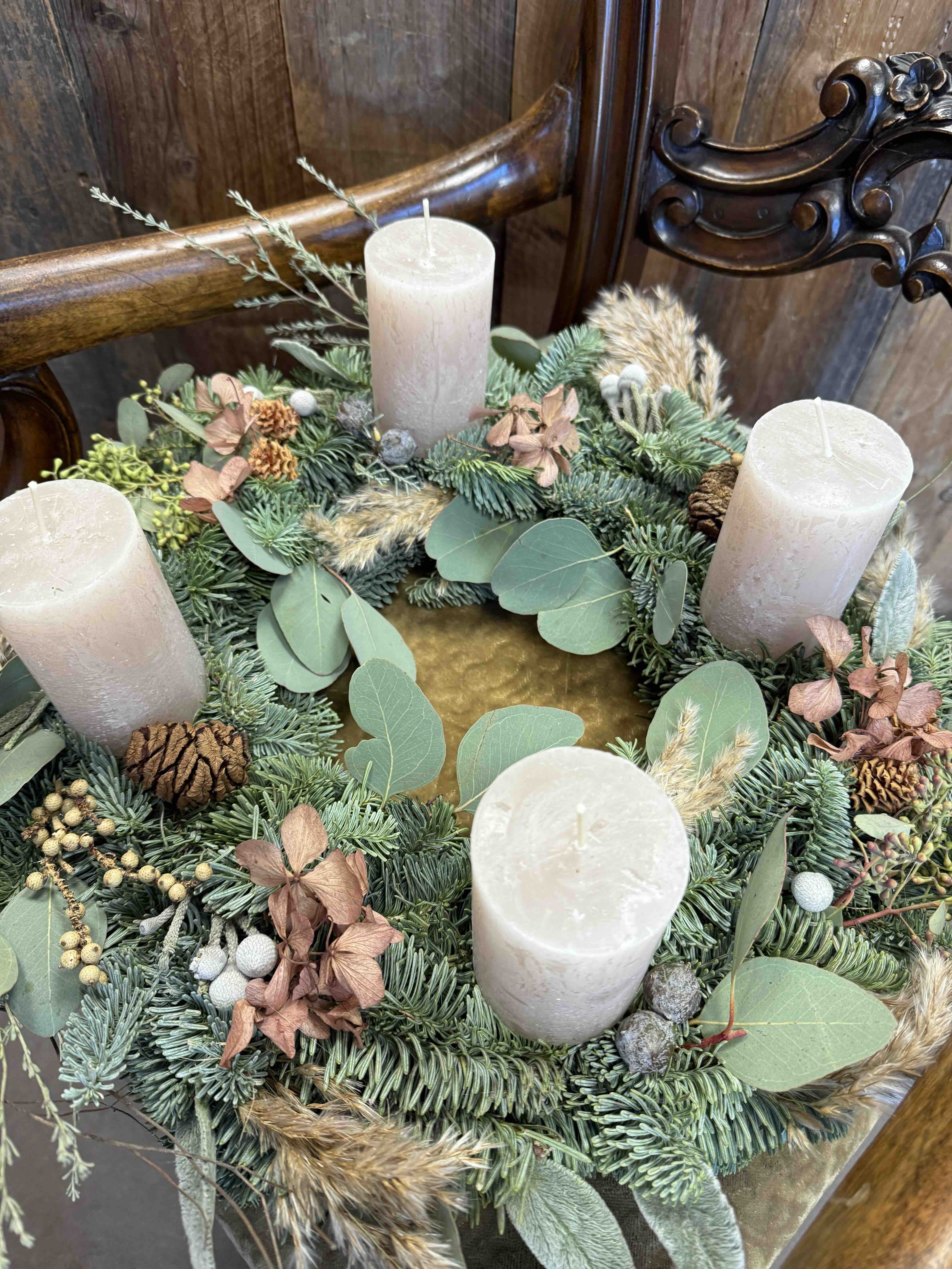 Adventkranz Natural Boho mit Trockenblumen, Eukalyptus – Beige Kerzen – Wild und Schön