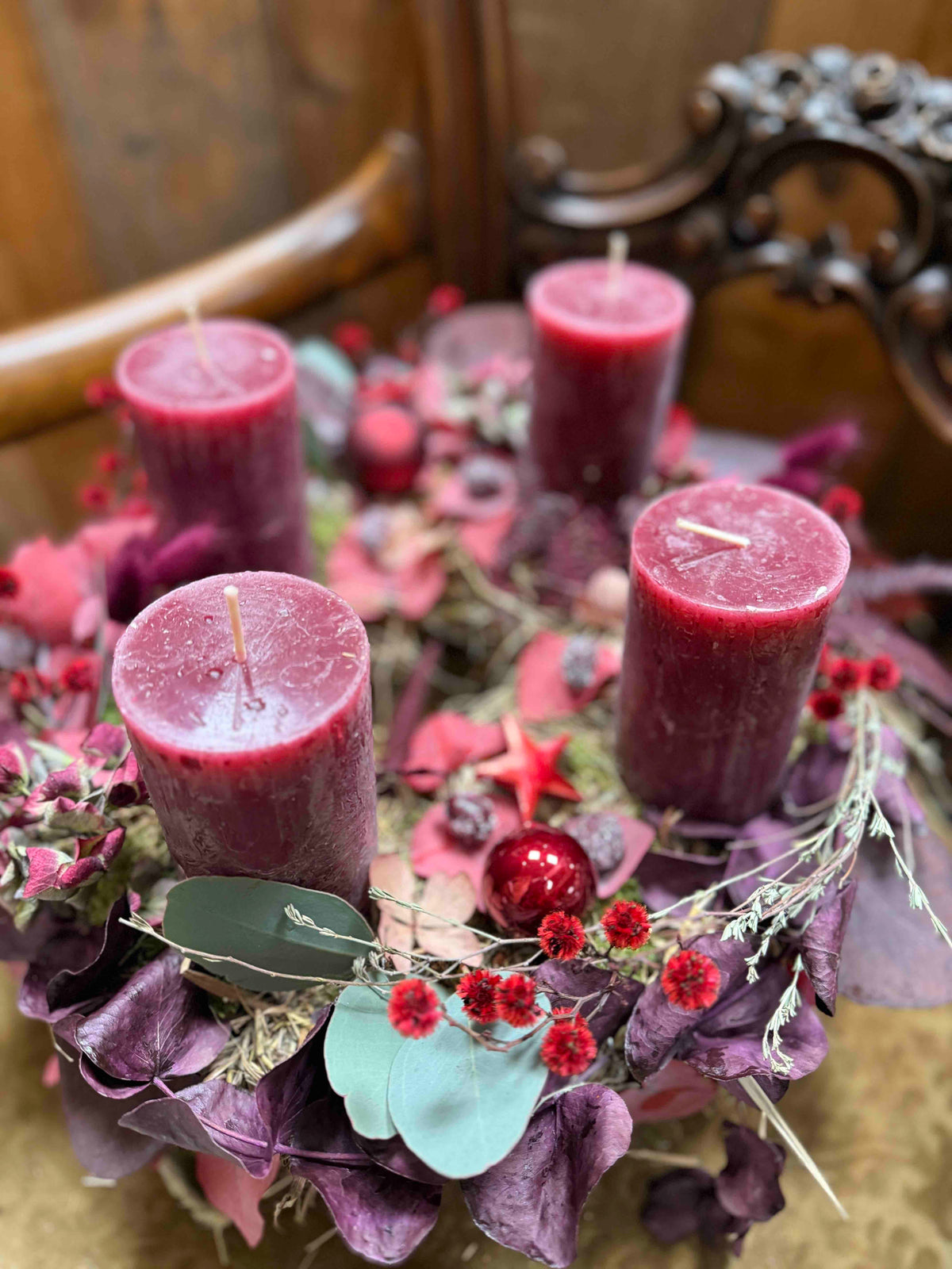Adventskranz Berry Velvet – Bordeaux-Kerzen & Trockenblumen