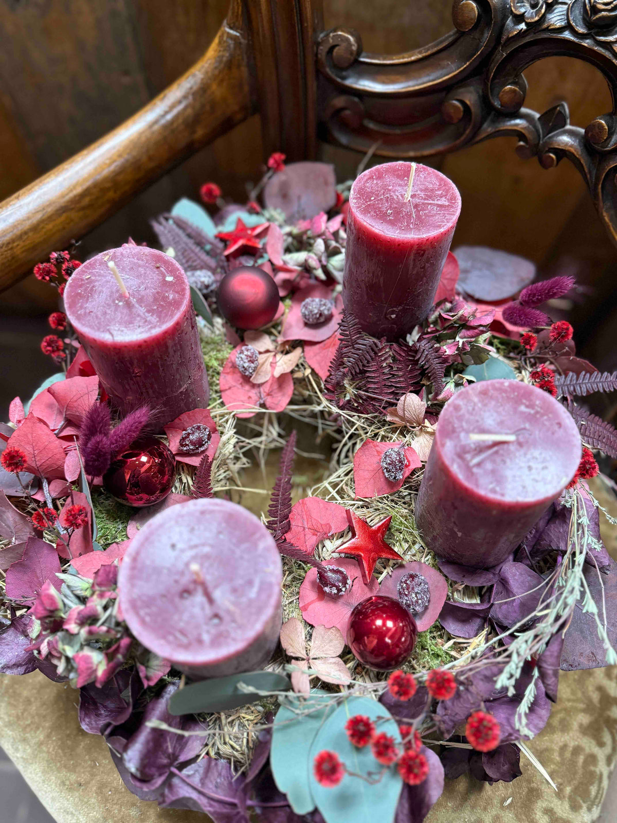 Adventskranz Berry Velvet – Bordeaux-Kerzen & Trockenblumen