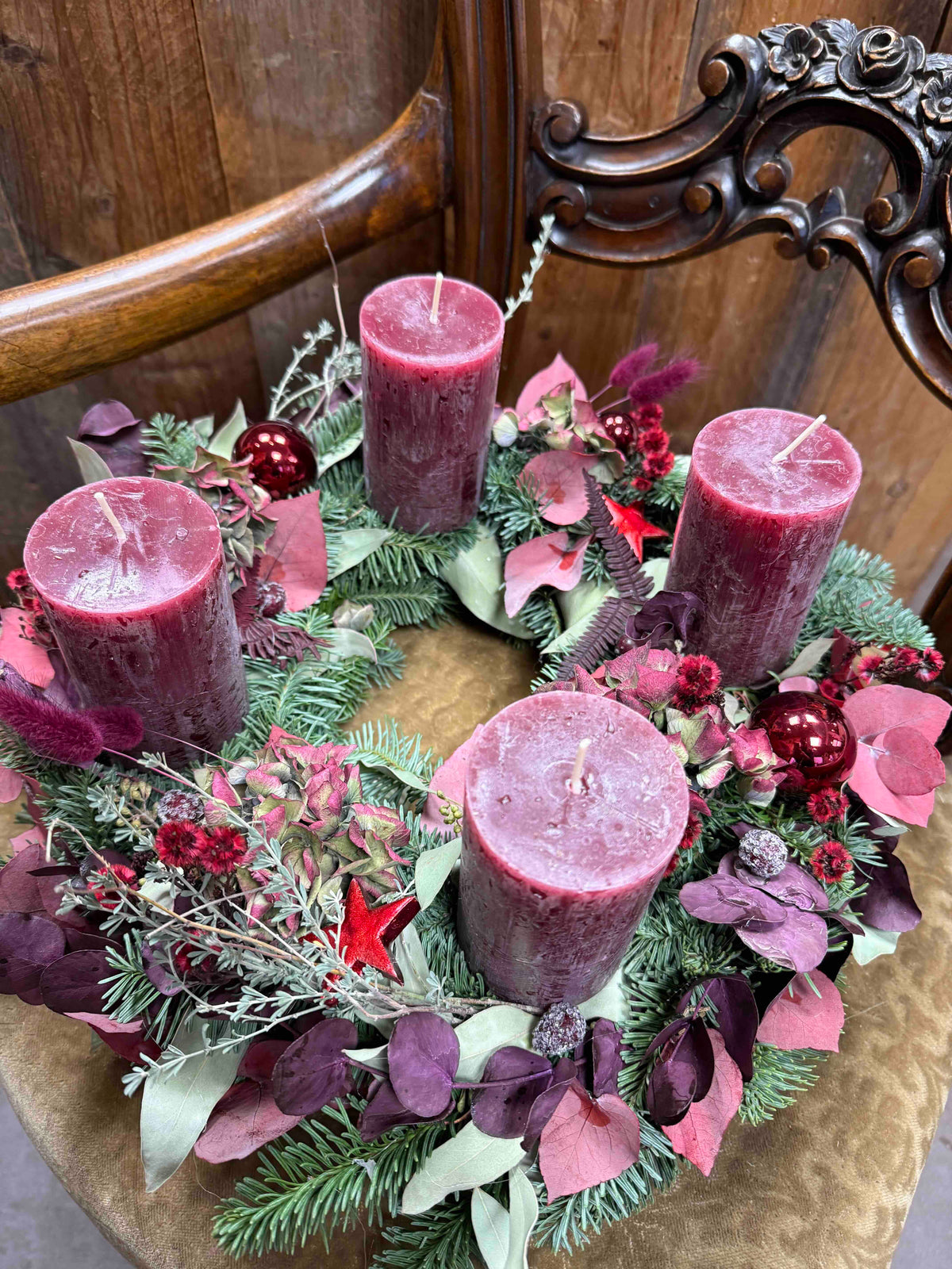 Adventskranz Berry Velvet – Bordeaux-Kerzen & Trockenblumen