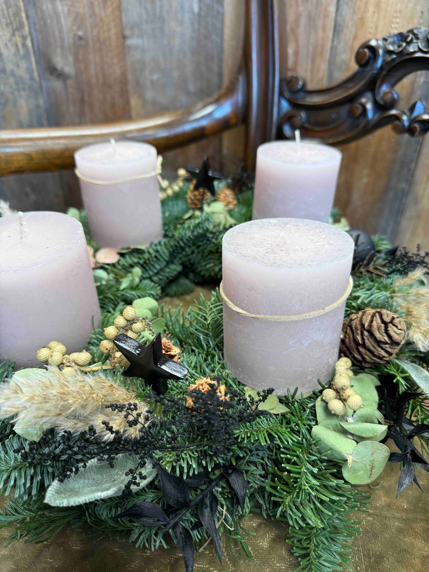Advent Wreath Modern with Eucalyptus, Dried Flowers & Black Accents – Rosewood