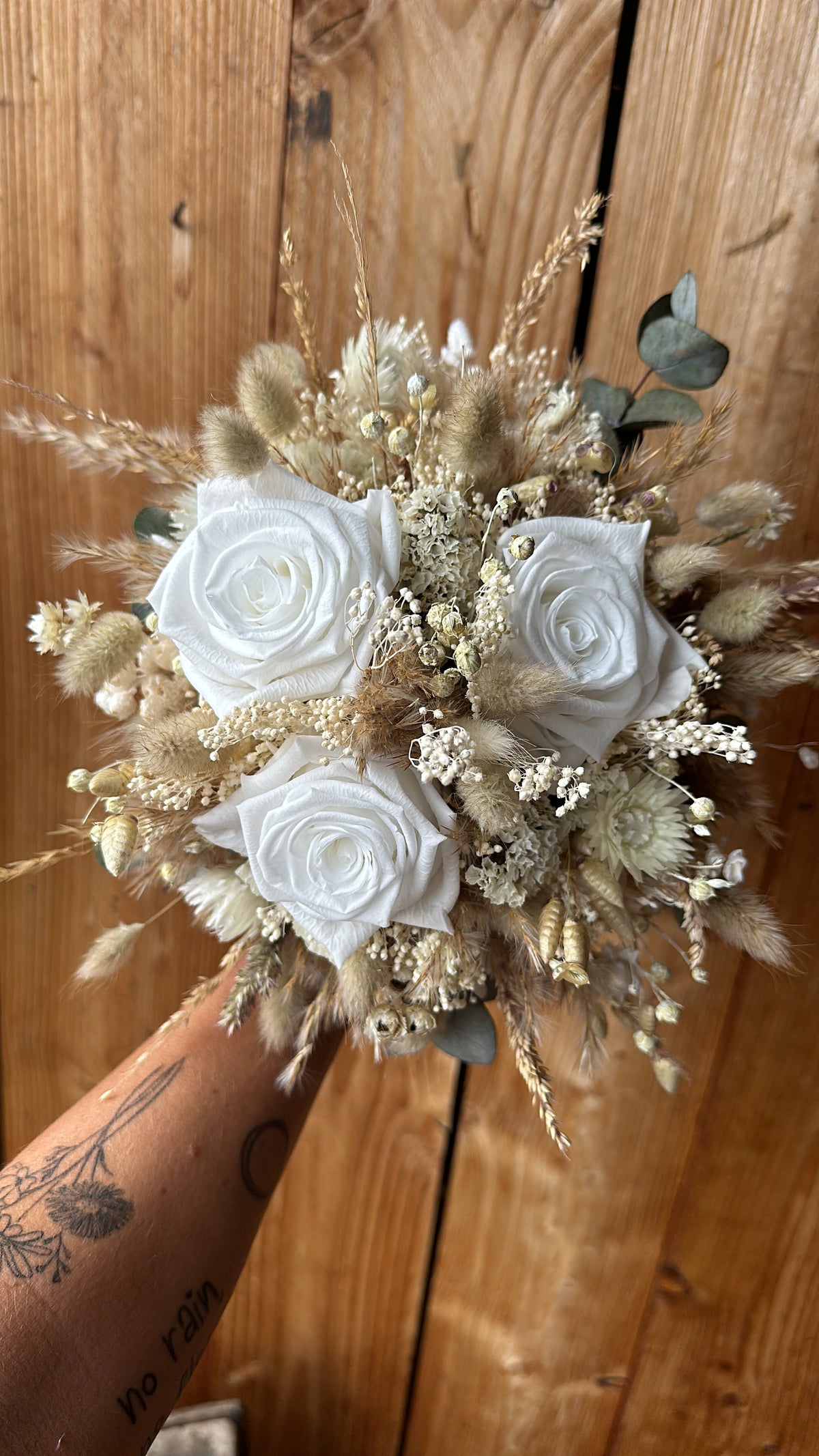 Brautstrauß Skandi Natural, Infinity Rosen & Trockenblumen – Weiß Beig – Wild und Schön