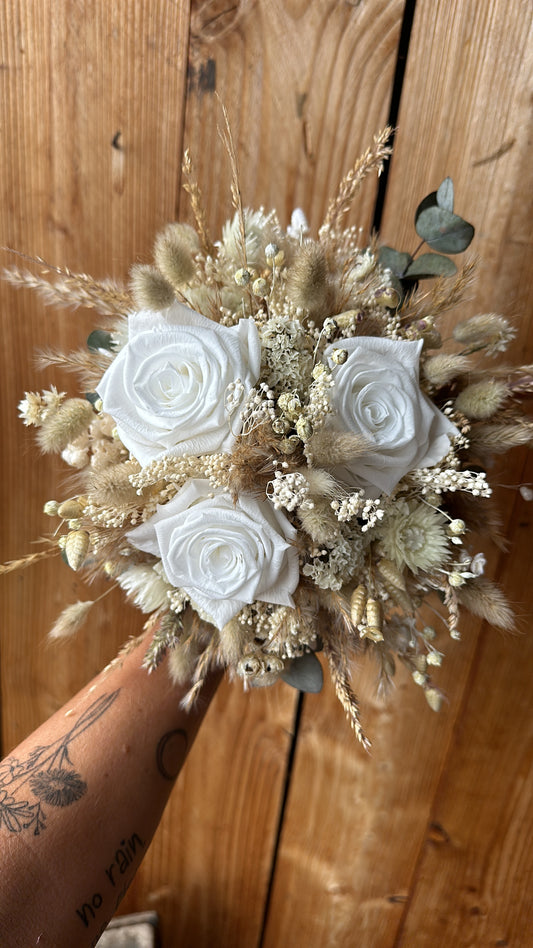 Brautstrauß Skandi Natural, Infinity Rosen & Trockenblumen – Weiß Beige