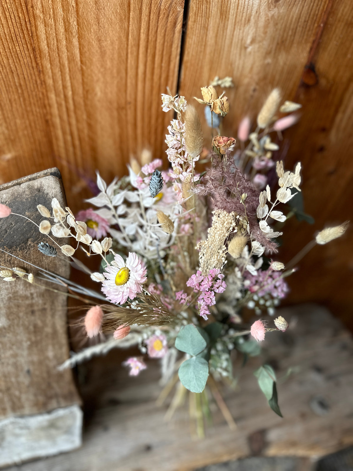 Trockenblumenstrauß Boho Natural – Rosa, Creme & Eukalyptus – Wild und Schön