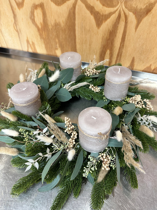 Adventskranz Skandi Natural mit Eukalyptus & Trockenblumen – Grau Beige