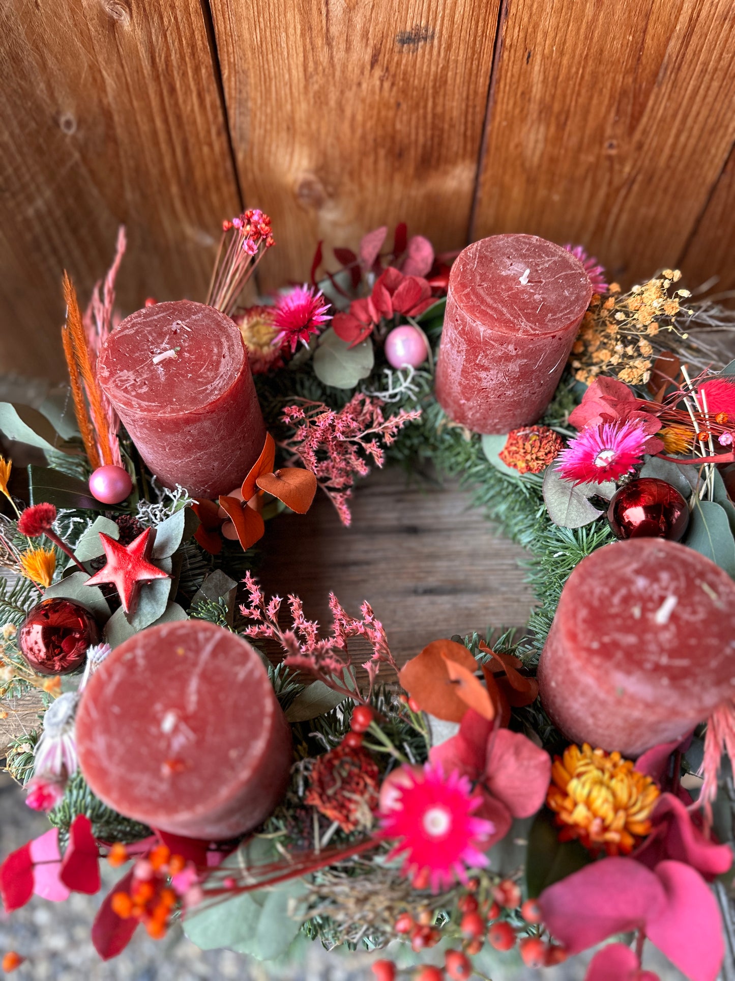 Adventskranz Berry Chic mit Trockenblumen & Eukalyptus – Rote Kerzen & Beerentöne