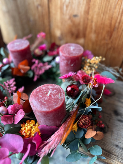 Adventskranz Berry Chic mit Trockenblumen & Eukalyptus – Rote Kerzen & Beerentöne
