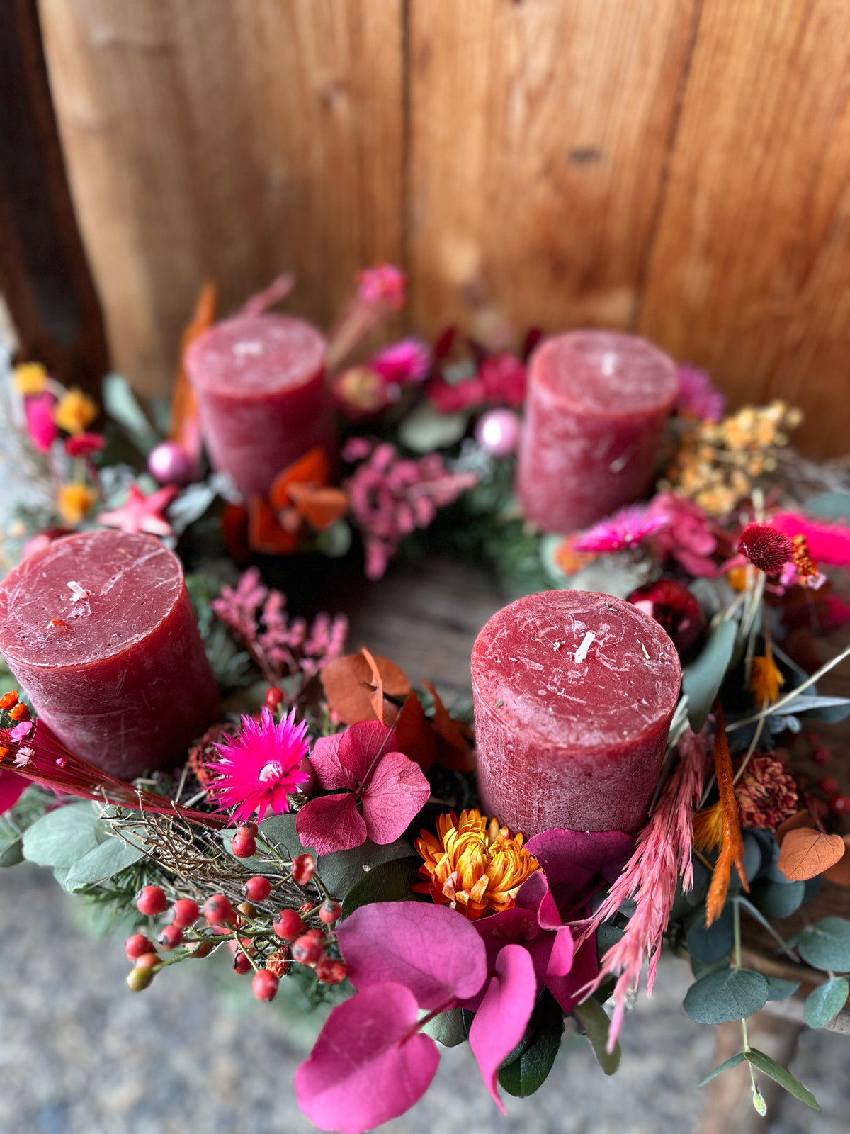 Adventkranz Berry Chic mit Trockenblumen – Rote Kerzen & Beerentöne – Wild und Schön