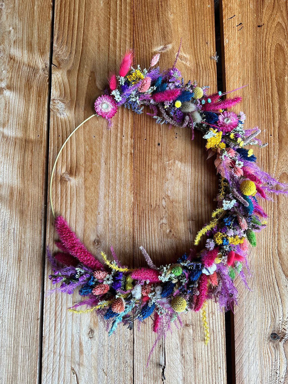 Wandkranz Colorful Boho – Bunte Trockenblumen auf Goldring – Wild und Schön
