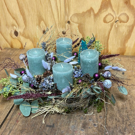 Adventskranz Luxury Scandi mit Eukalyptus & Trockenblumen – Blaugraue Kerzen