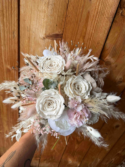 Brautstrauß Boho mit Trockenblumen & Rosen in Creme und Rosé