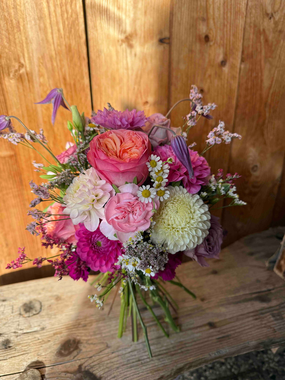 Sommerbrautstrauß mit Dahlien & Rosen in Pink und Rosé