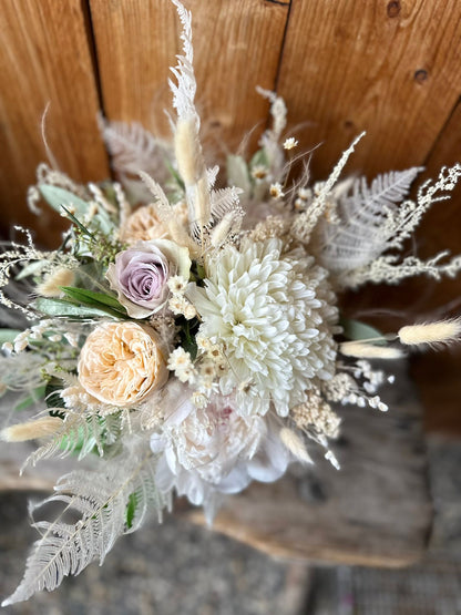 Brautstrauß Romantic Chic – Trockenblumen & Infinity Rosen Creme-Flieder