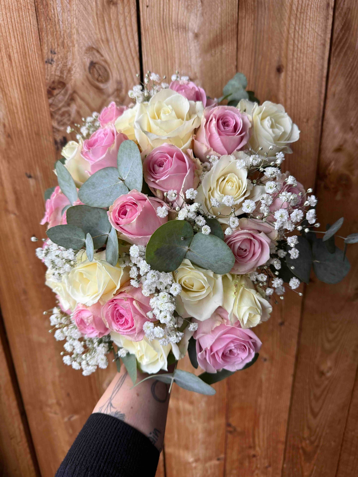 Valentinstagsstrauß mit rosa & weißen Rosen und Eukalyptus