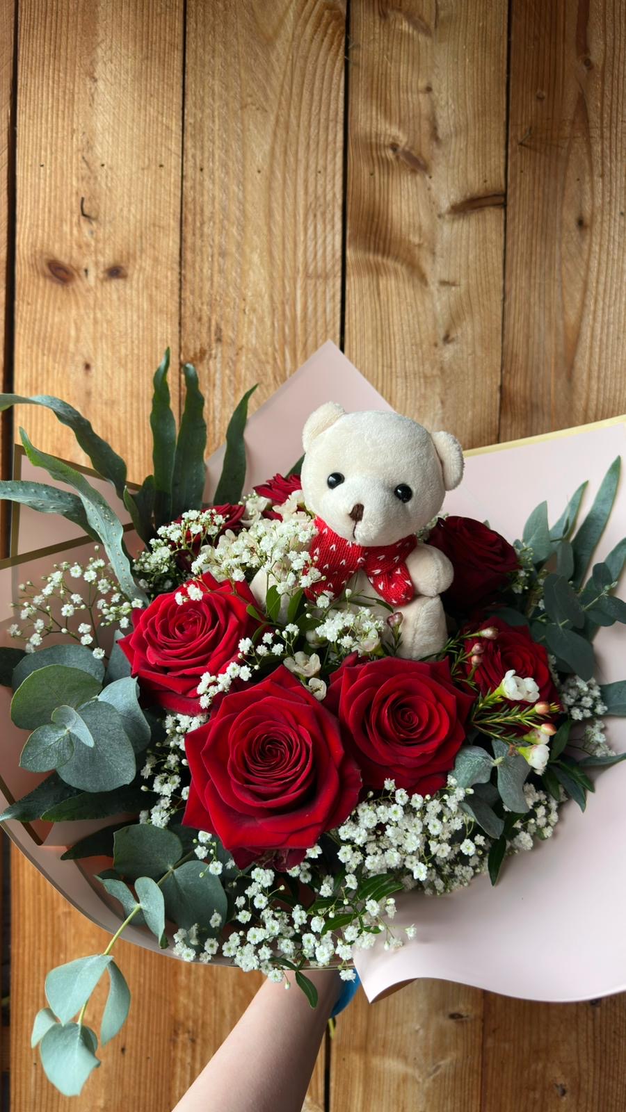 Valentinstagsstrauß mit Rosen, Eukalyptus & Teddy in Rosa-Rot