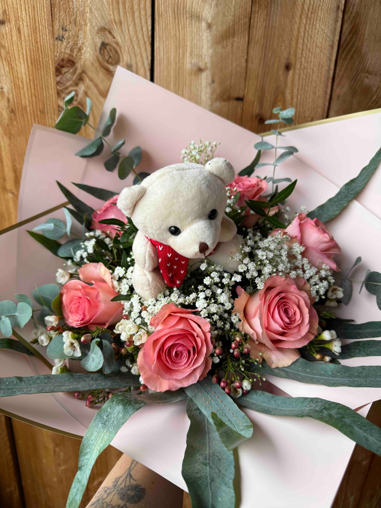 Valentinstagsstrauß mit Rosen, Eukalyptus & Teddy in Rosa-Rot