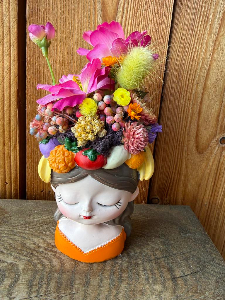 Bunte Trockenblumen-Deko in Gesichtsvase für den Tisch – Wild und Schön
