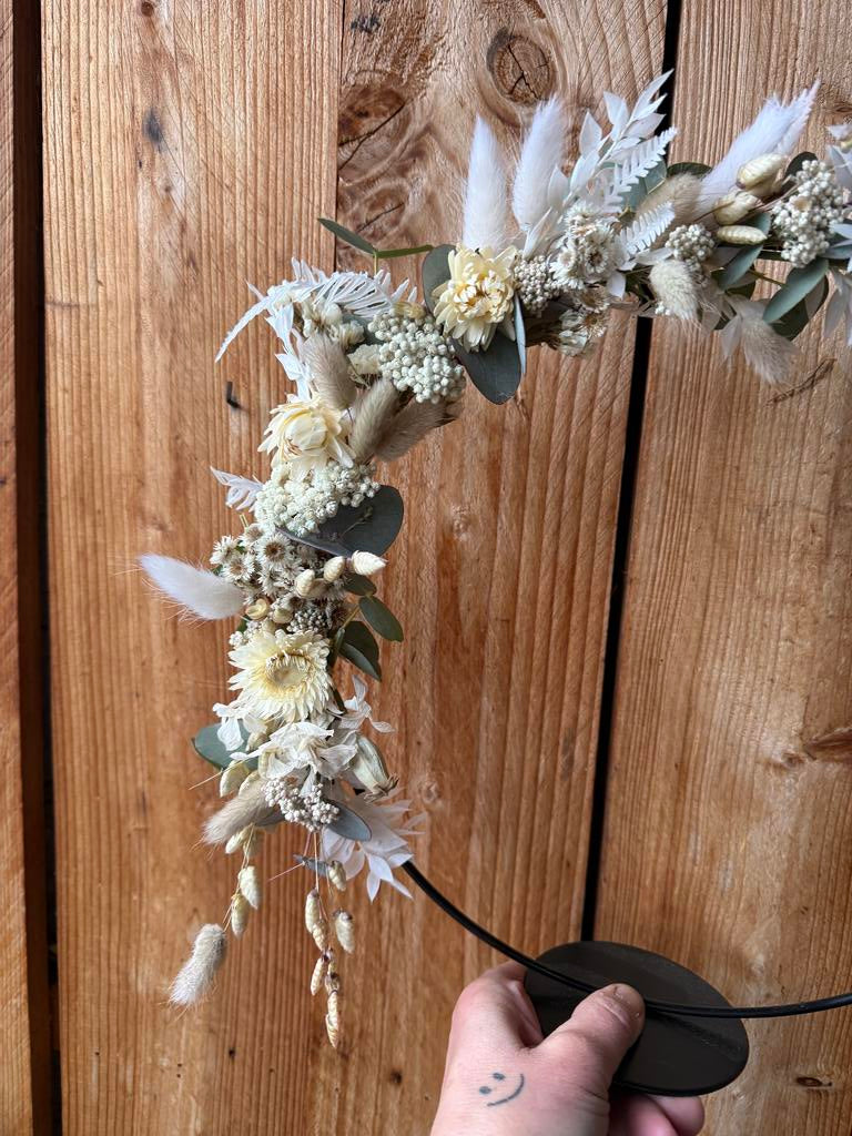 Trockenblumen-Dekoration am Metallring in Weiß Beige – Wild und Schön