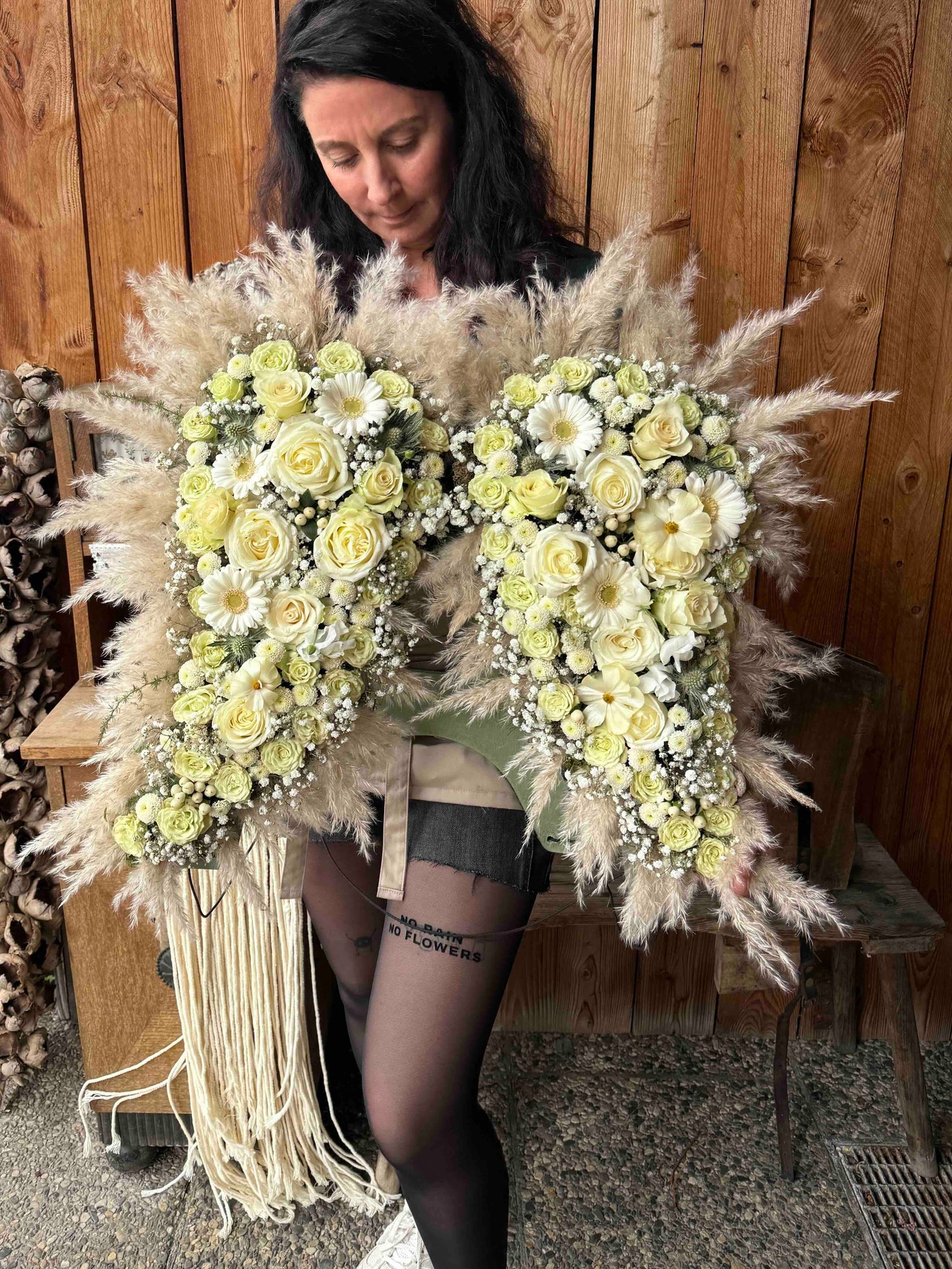 Engelsflügel aus weißen Rosen & Pampasgras (Nur Abholung)