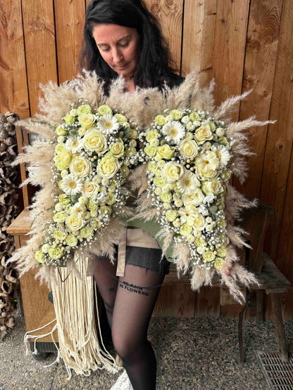 Engelsflügel aus weißen Rosen & Pampasgras (Nur Abholung)
