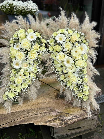 Engelsflügel aus weißen Rosen & Pampasgras (Nur Abholung)