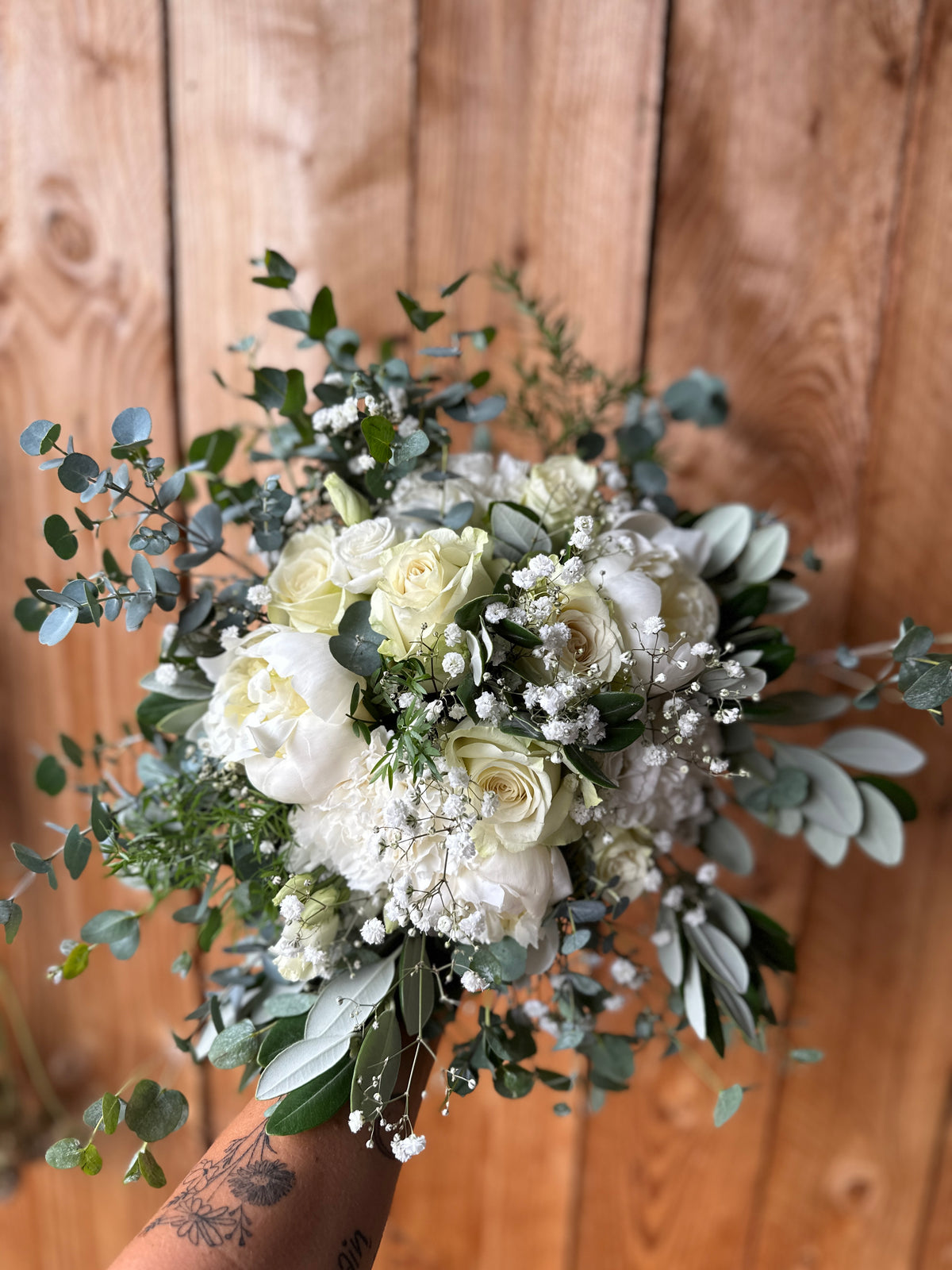 Brautstrauß Romantic Classic mit Rosen, Pfingstrosen & Eukalyptus – We – Wild und Schön