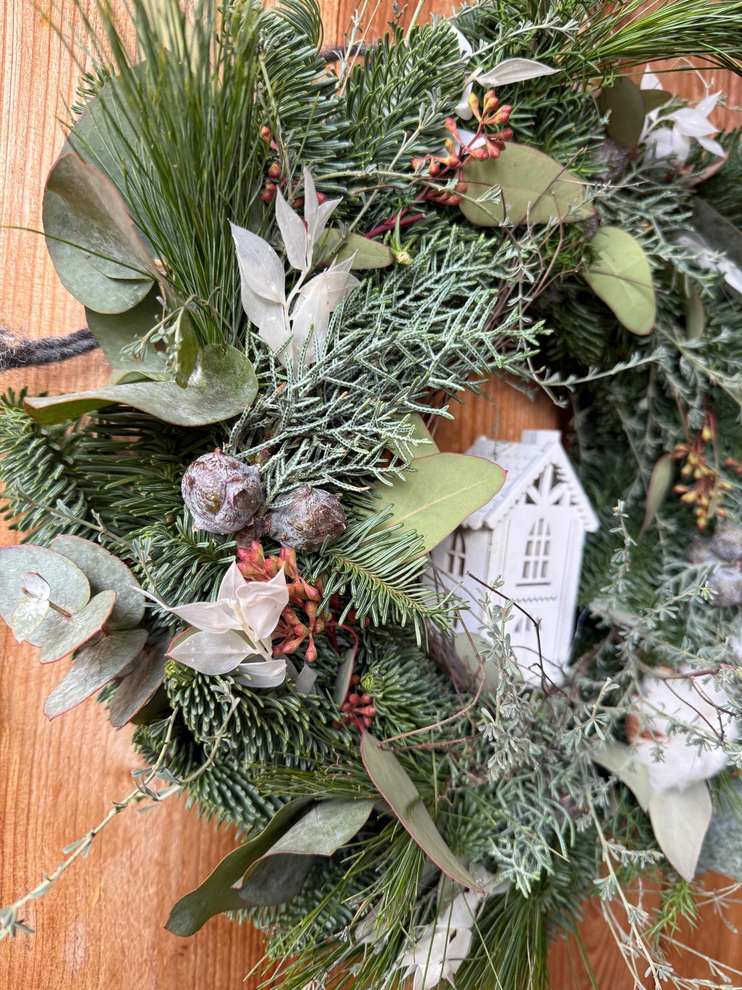 Winter Wreath Snowy Cottage – Natural Wreath with Little House & Cotton