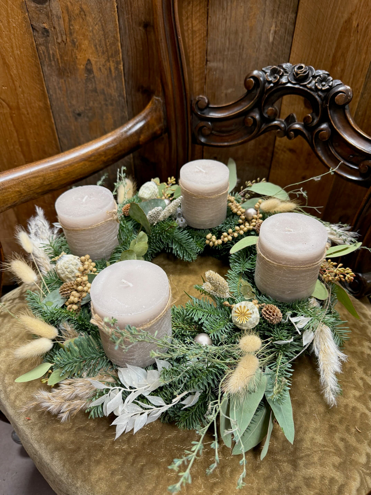 Adventskranz Sandstone Elegance – Naturkranz mit beige Kerzen – Wild und Schön