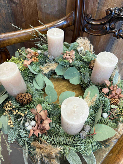 Natural Boho Advent wreath with dried flowers, moss & eucalyptus – Beige candles