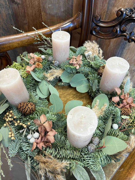 Adventskranz Natural Boho mit Trockenblumen, Moos & Eukalyptus – Beige Kerzen