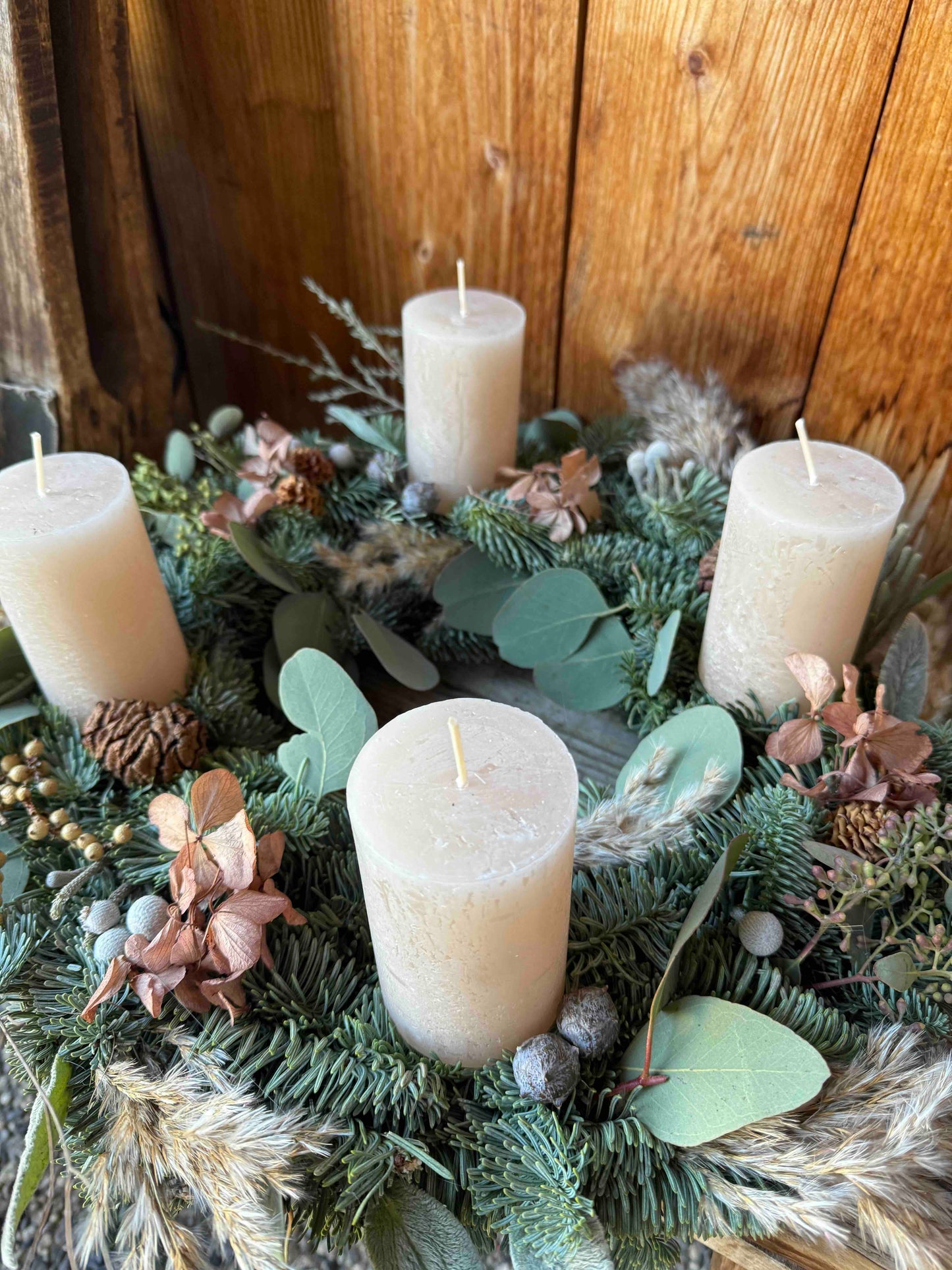 Natural Boho Advent wreath with dried flowers, moss & eucalyptus – Beige candles