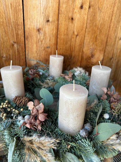 Natural Boho Advent wreath with dried flowers, moss & eucalyptus – Beige candles