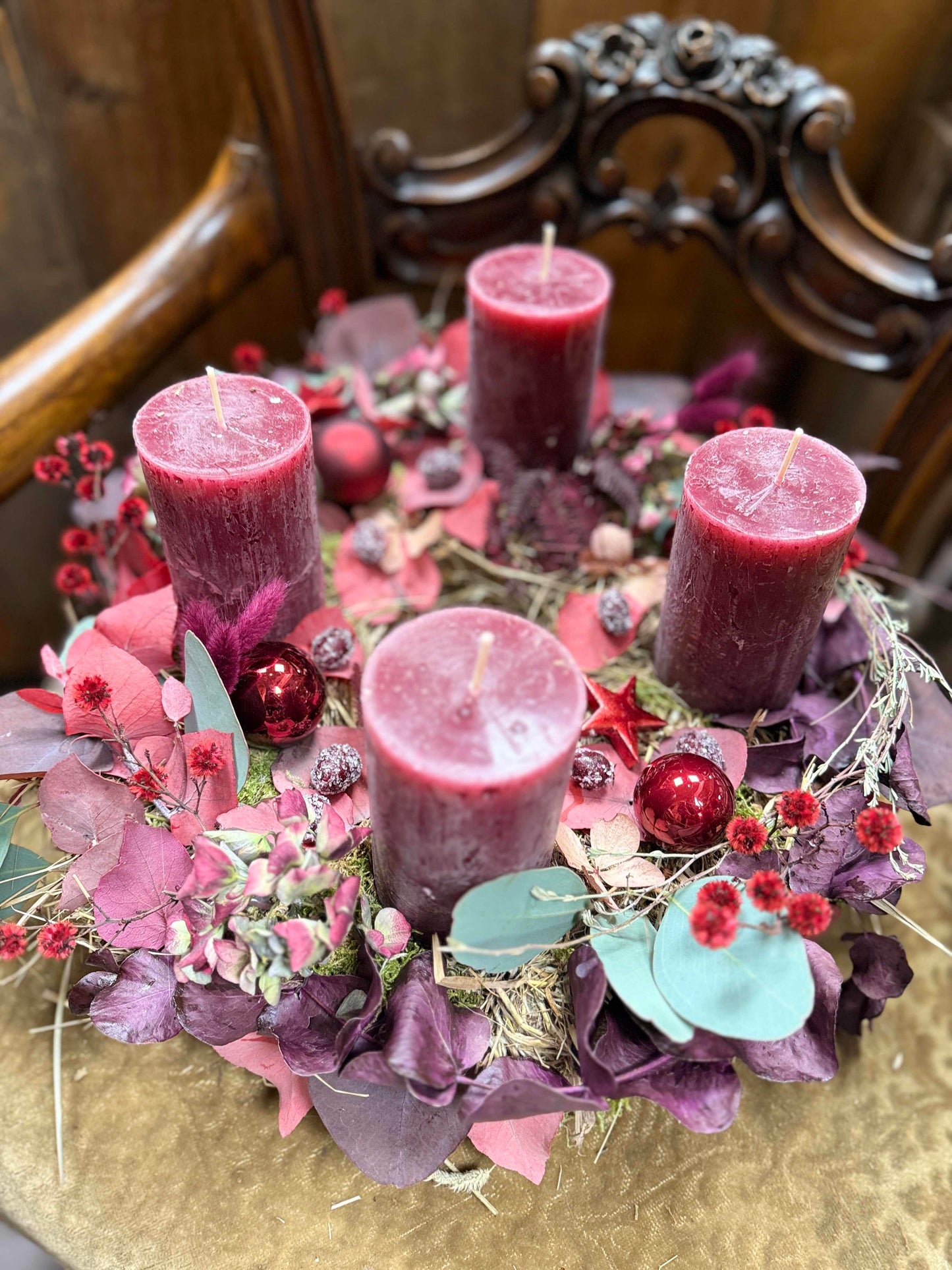 Adventskranz Berry Velvet – Bordeaux Kerzen & Trockenblumen