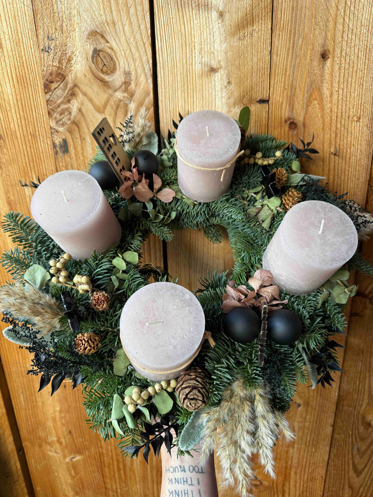 Adventskranz Modern mit Eukalyptus, Trockenblumen & Schwarz, Rosenholz – Wild und Schön